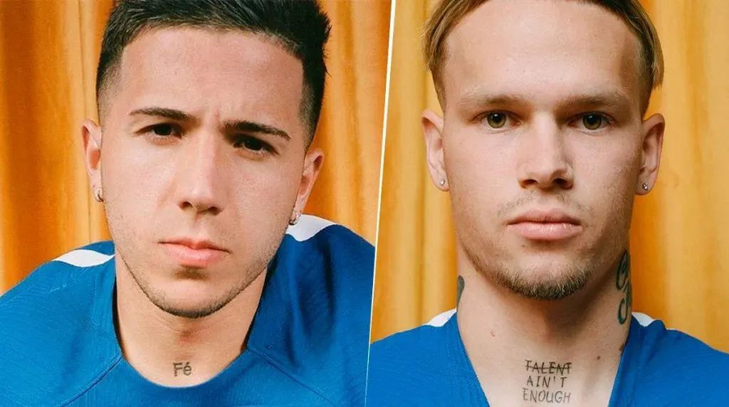 Enzo Fernández y Mykhaylo Mudryk mostrando sus tatuajes en la presentación de la camiseta del Chelsea.