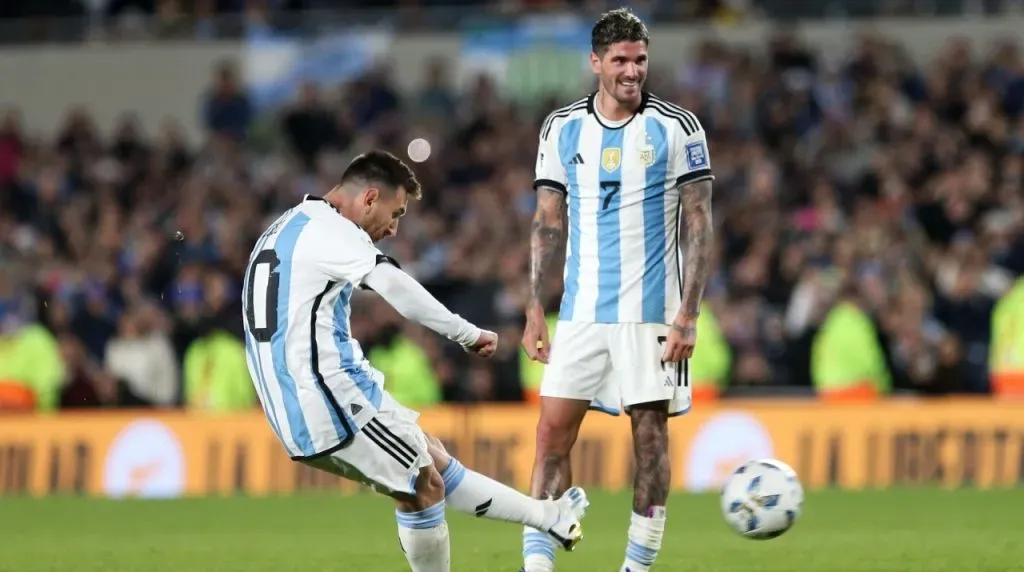 Tiro libre de Messi en Argentina vs. Paraguay. (Foto: Getty Images)