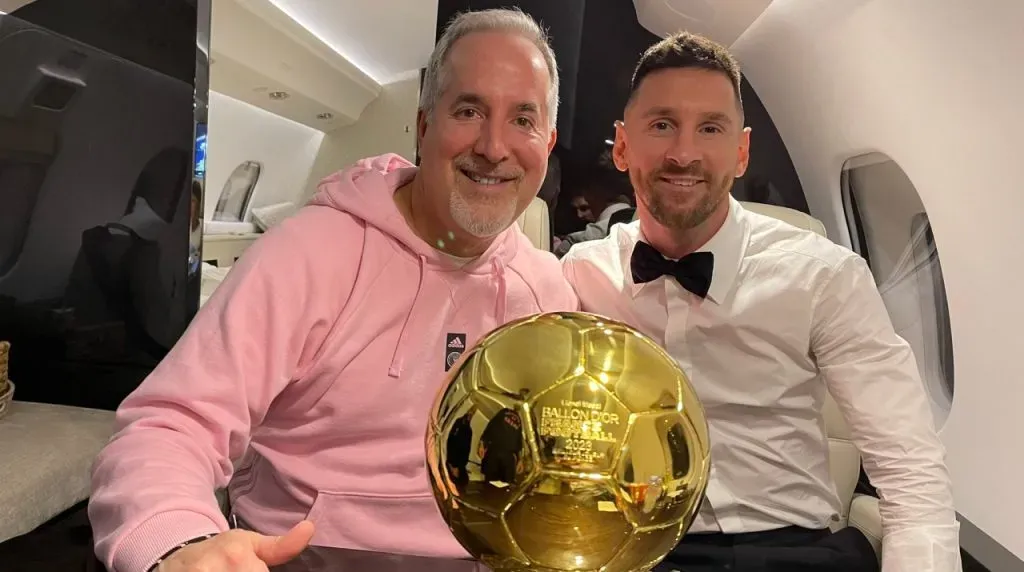 Jorge Mas con el Balón de Oro que ganó Messi en el 2023. (Foto: x / @Jorge_Mas)