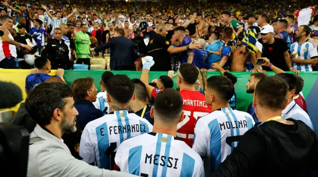 Messi durante los golpes de la Policía contra los argentinos. (Foto: Getty Images)