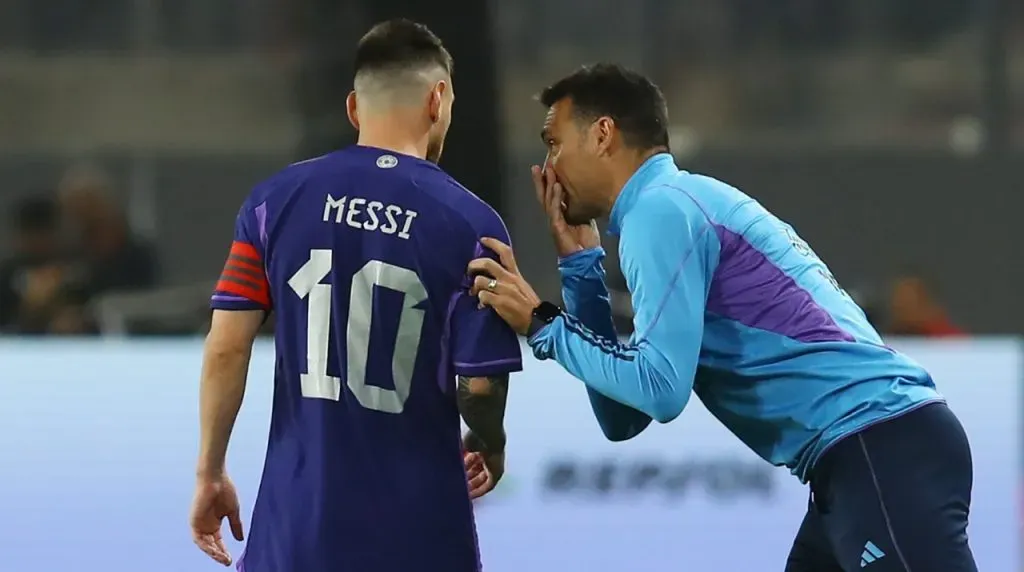 Scaloni no le avisó ni a Messi que iba a poner en duda su cargo. (Foto: Getty Images)