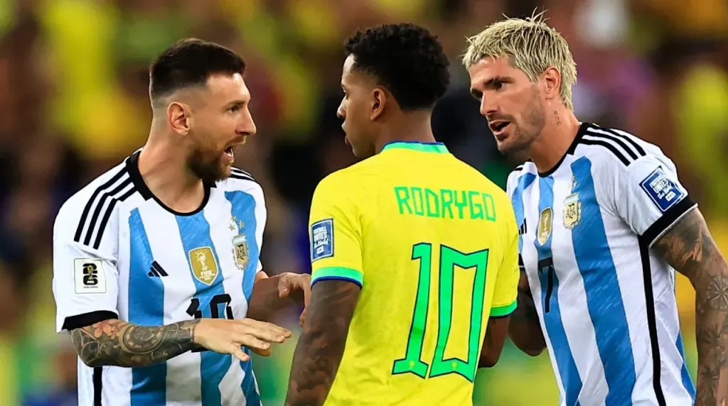 La discusión entre Messi, Rodrygo y De Paul. (Foto: Getty Images)