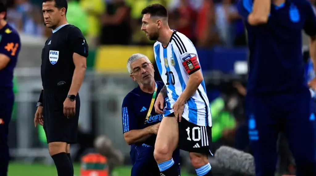 Messi fue atendido varias veces por los médicos en Argentina vs. Brasil. (Foto: Getty Images)