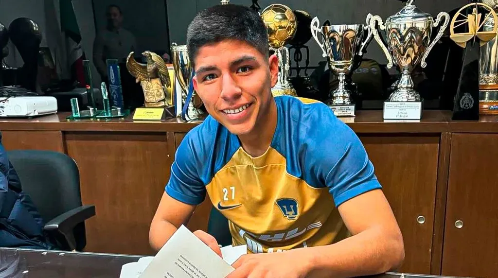 Quispe firmando por Pumas. (Foto: Pumas Prensa)