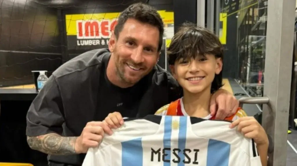 Messi junto a un amigo de su hijo Thiago. (Foto: Instagram / @rogerjr2012)