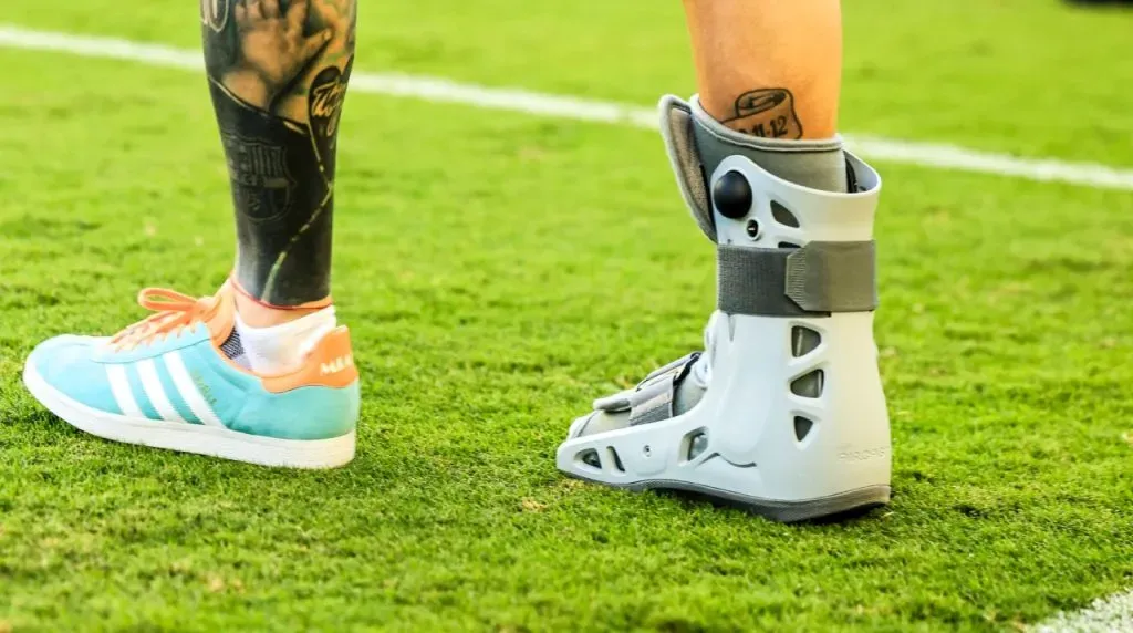 Messi y la bota protectora para su tobillo. (Foto: Imago)