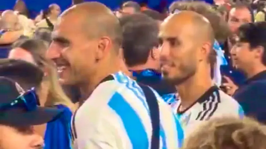 Nahuel y Guido en plena celebración de Argentina.