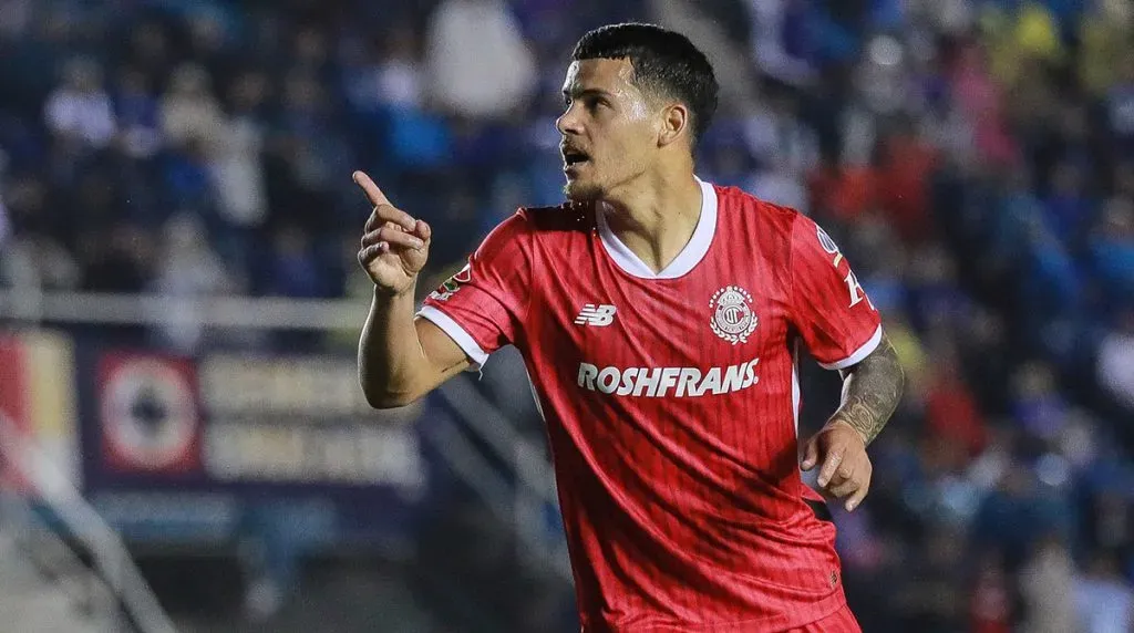 Maximiliano Araujo viene de convertir en la última jornada, ante Cruz Azul [Foto: Getty]