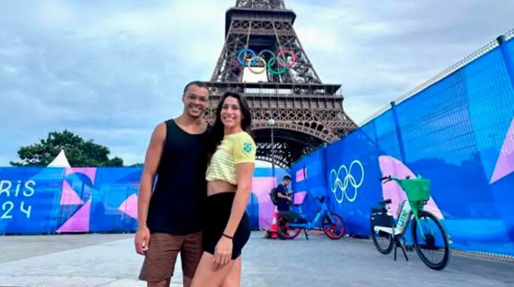 Ana Vieira y Gabriel Santos se fotografiaron en su visita a la Torre Eiffel.
