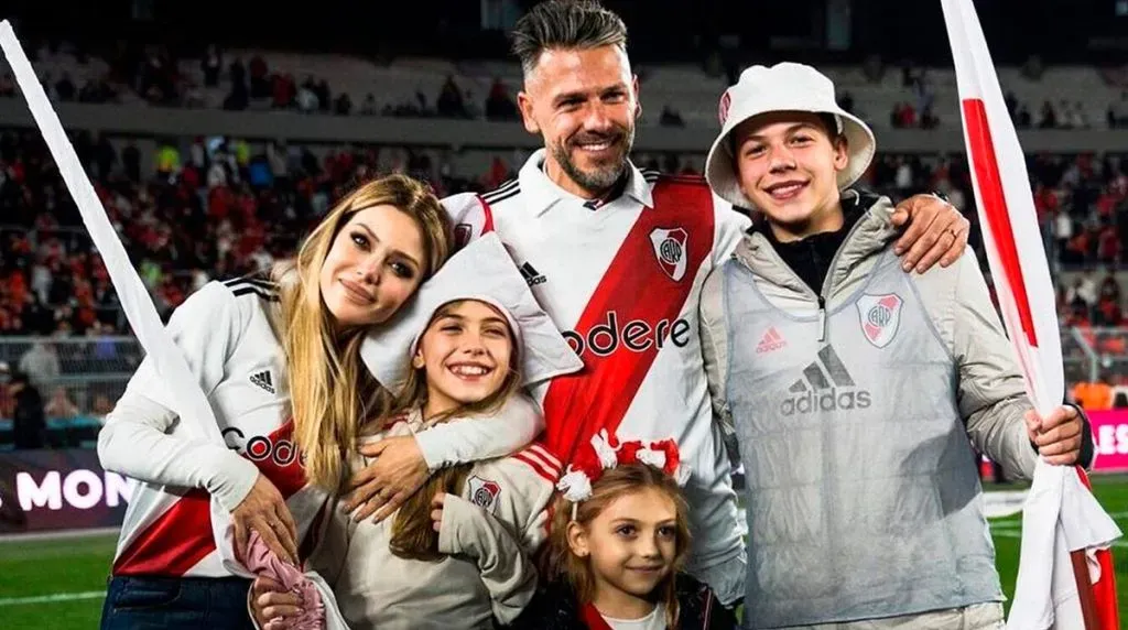 Martín Demichelis junto a Evangelina Anderson, Bastian Demichelis, Lola Demichelis y Emma Demichelis.