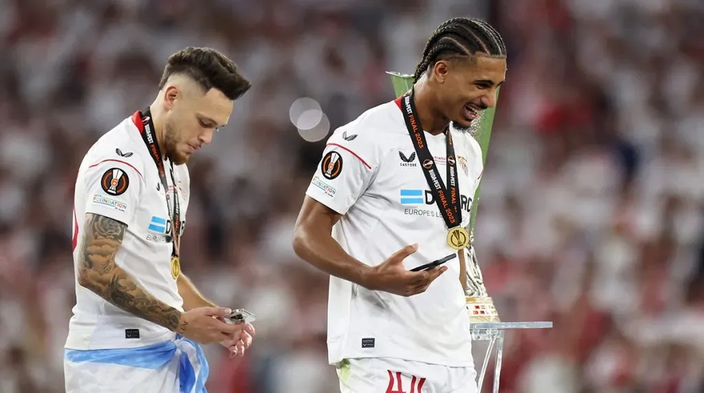 Lucas Ocampos y Loic Badé, dos de las estrellas que podrían dejar Sevilla [Foto: Getty]