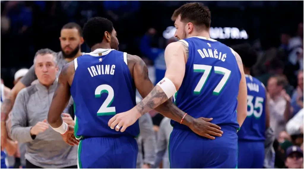 Kyrie Irving y Luka Doncic (Foto: Ron Jenkins | Getty Images)