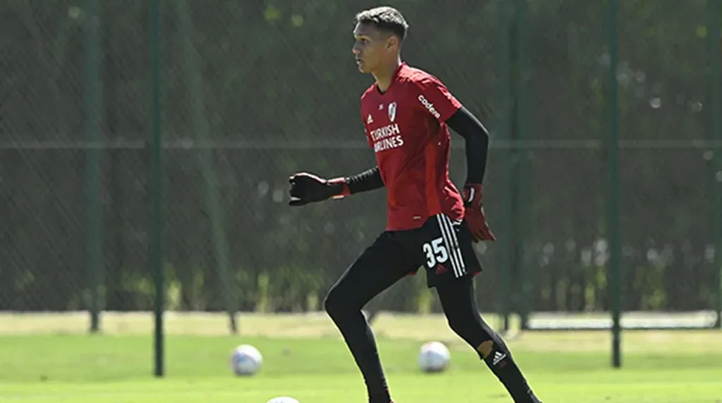 Lucas Lavagnino ocupará un lugar en el banco como arquero suplente.