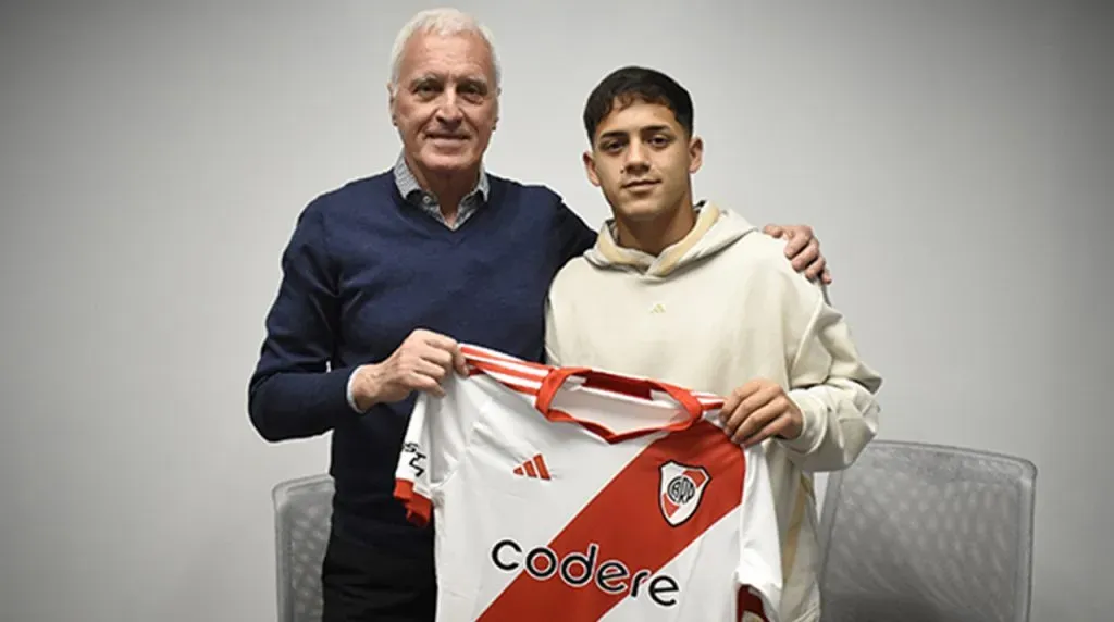 Thiago Acosta firmó su primer contrato con River. (Foto: Prensa River)