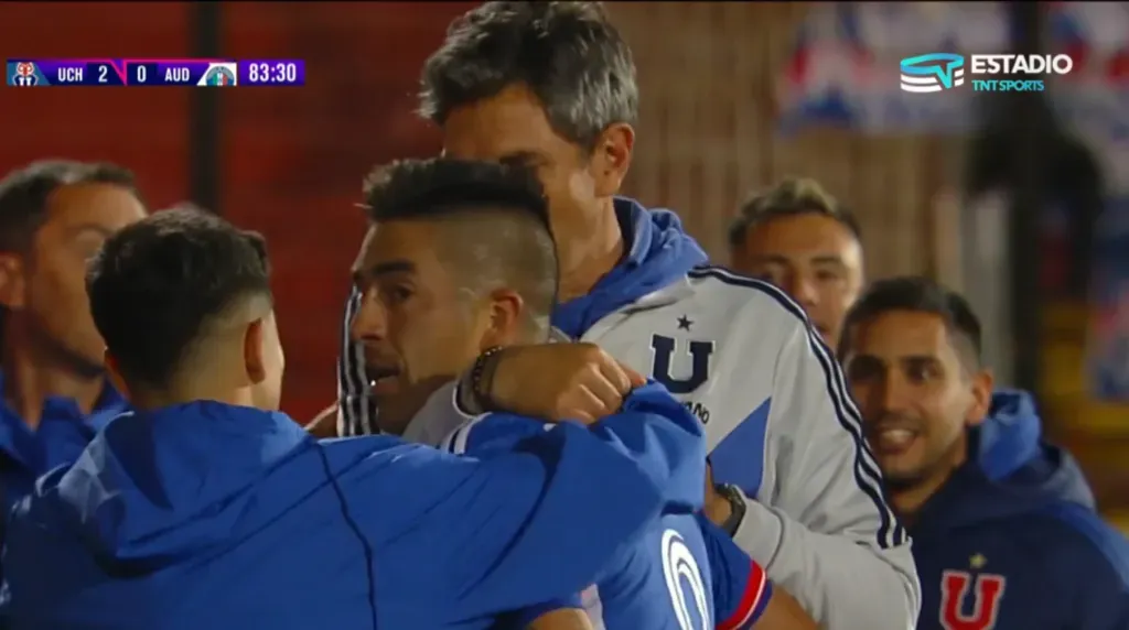 El abrazo de Leandro Fernández con Mauricio Pellegrino (Captura)