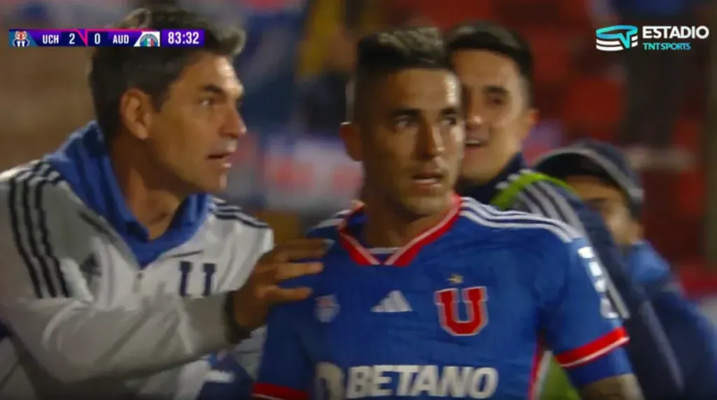 El abrazo de Leandro Fernández con Mauricio Pellegrino (Captura)