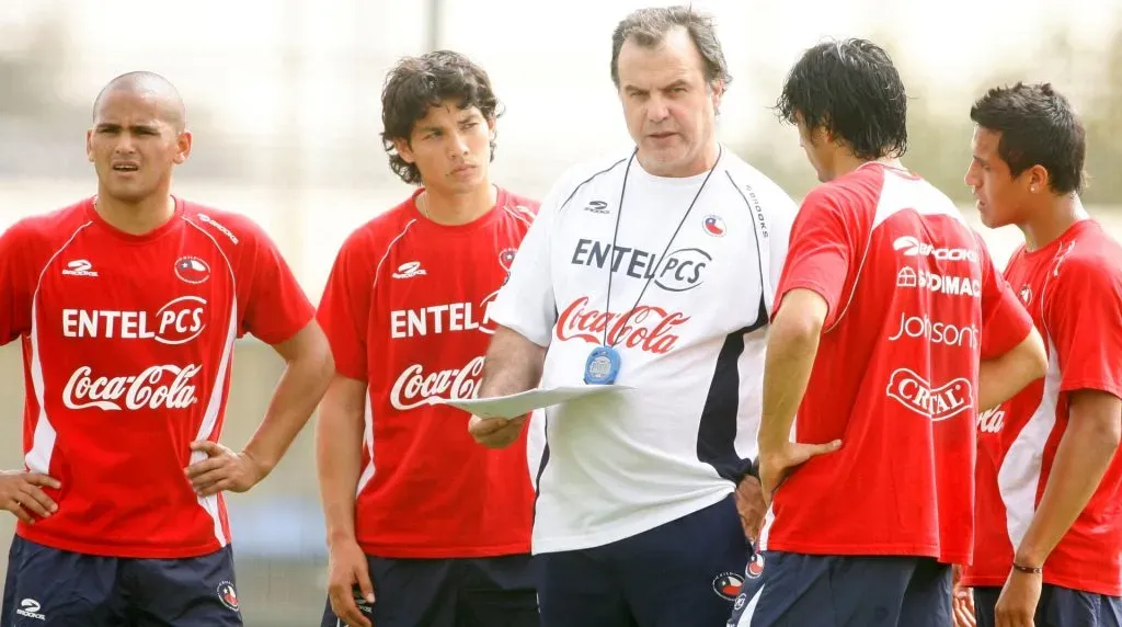 Marcelo Bielsa junto a Matías Fernández en la Selección Chilena (Photosport)