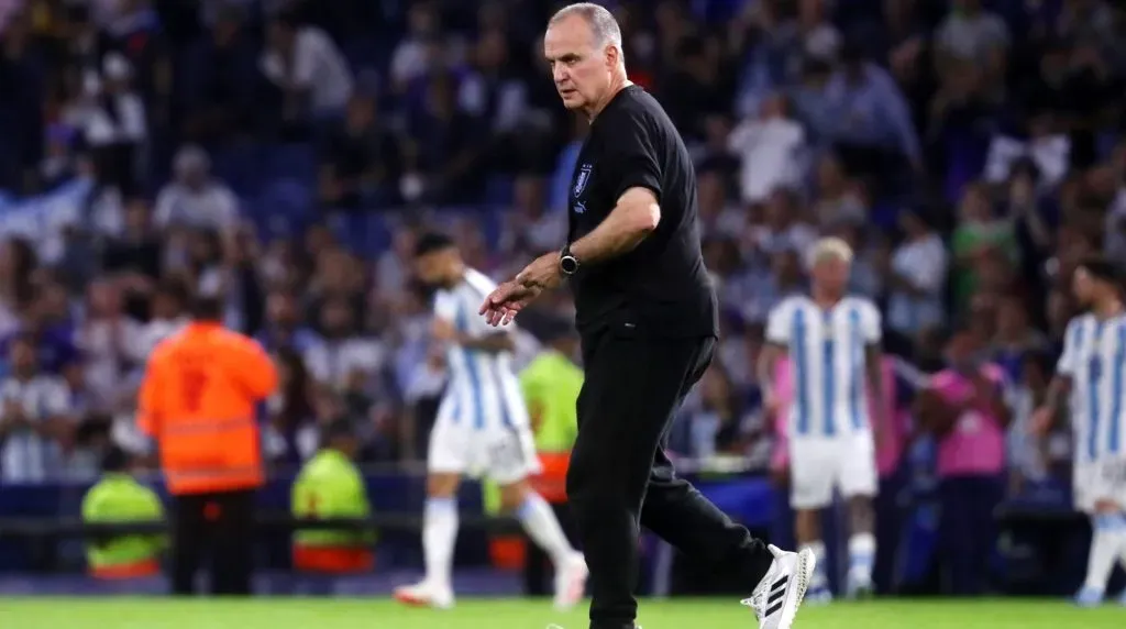 Marcelo Bielsa se gana el corazón del pueblo uruguayo. | Foto: Getty