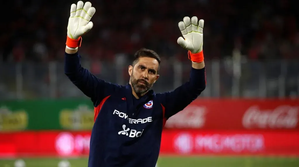 Claudio Bravo está en los planes de Ricardo Gareca en la selección chilena, pero se queda con poco espacio en Betis para llegar con ritmo. Foto: Photosport.