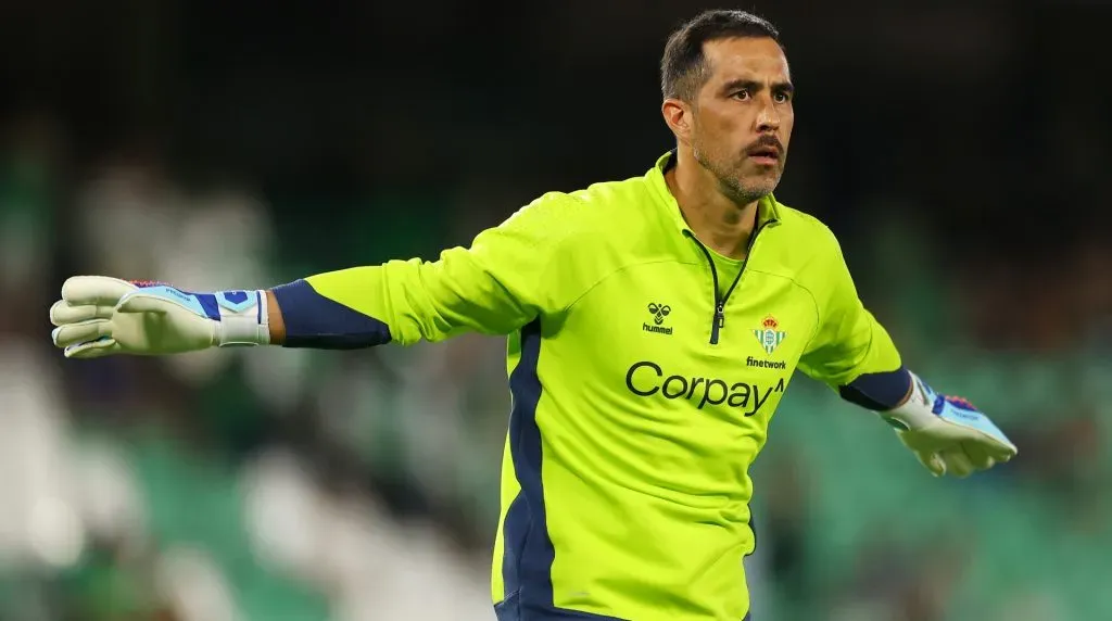 Claudio Bravo apenas ha jugado nueve partidos en este temporada 2023-24 de Europa. El meta no ataja desde noviembre del año pasado. | Foto: Getty Images.