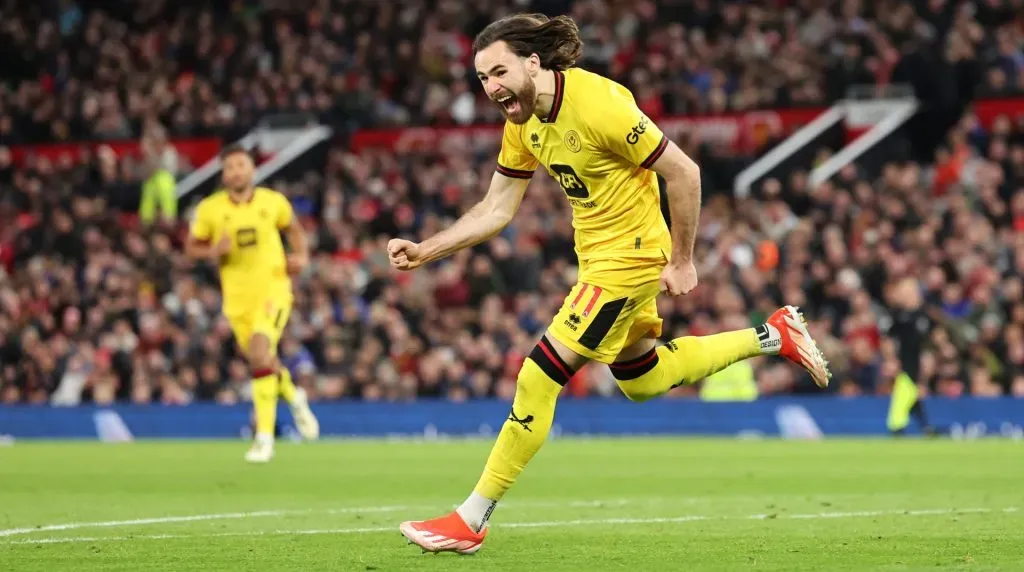 Ben Brereton manda a callar a Old Trafford con su golazo ante Manchester United. Foto: Getty Images.