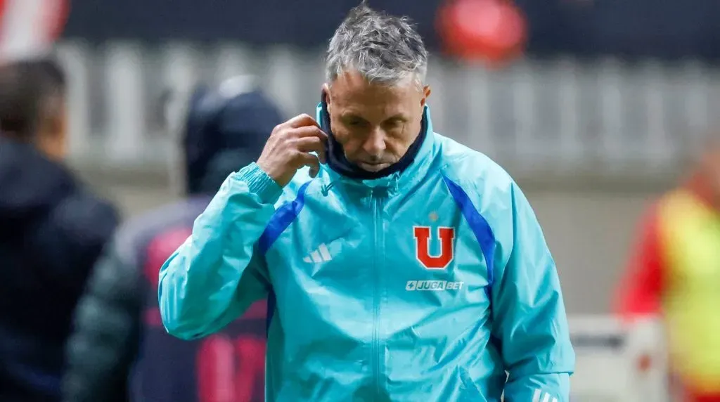 Gustavo Álvarez cortó al cuerpo médico de la U por lo ocurrido con sus jugadores en la primera rueda. Foto: Photosport.