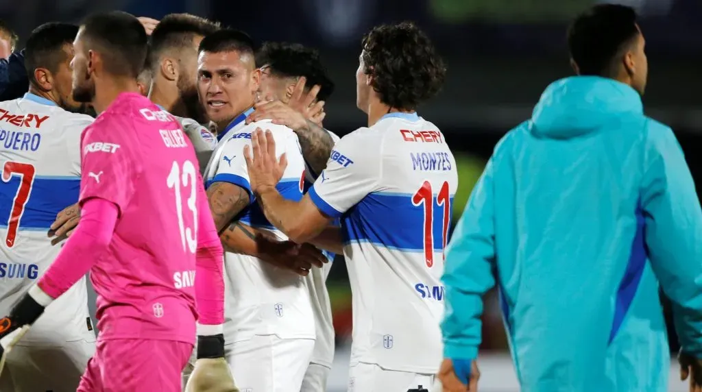 Nicolás Castillo recibió una potente respuesta de parte de Juan Cristóbal Guarello. Foto: Photosport.