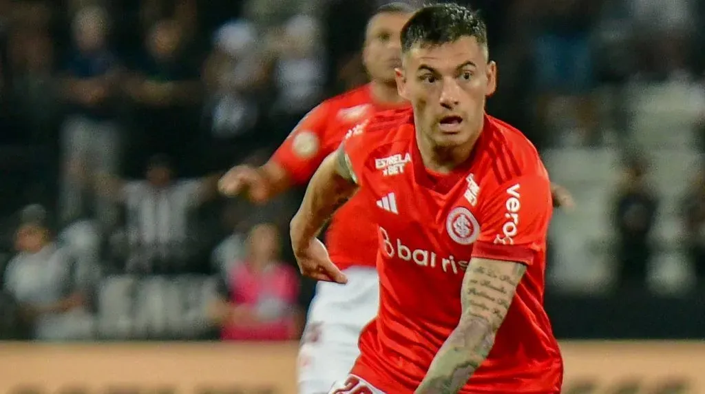 Charles Aránguiz tiene contrato con Inter de Porto Alegre hasta diciembre de 2025.