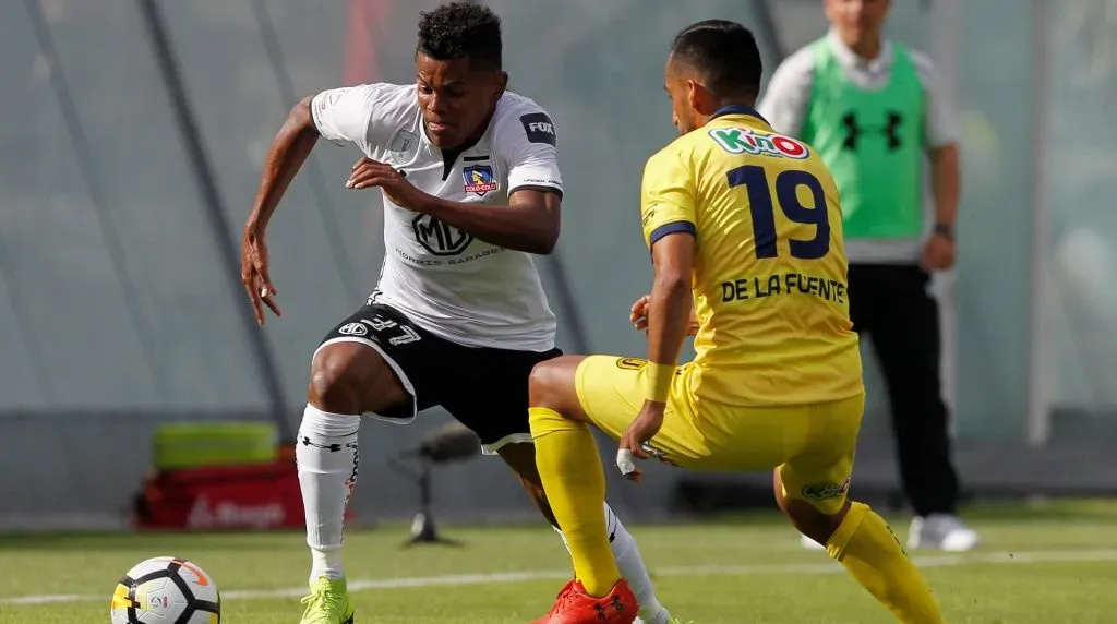 Alexander Bolaños jugando por Colo Colo.