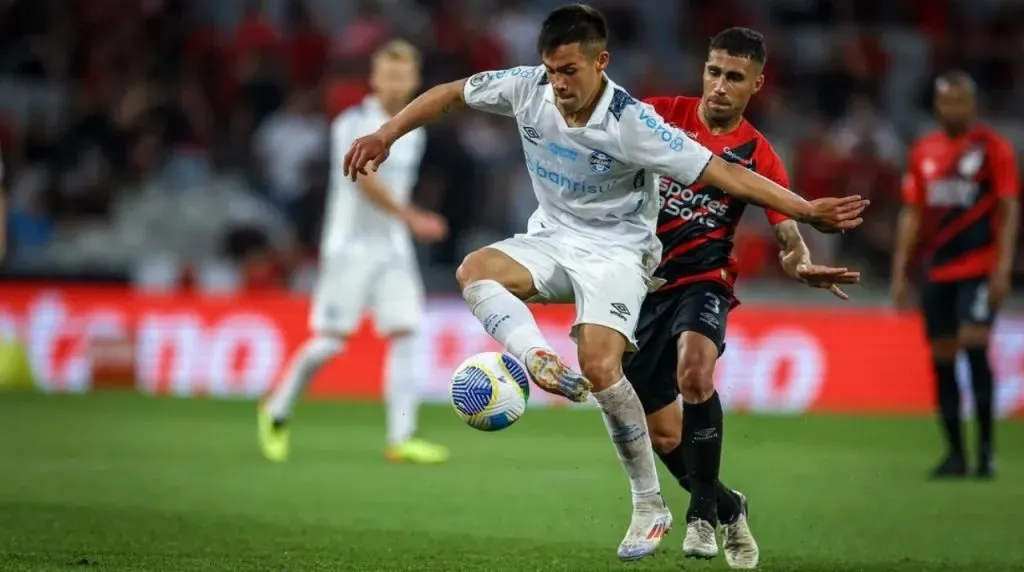 Alexander Aravena entró a darle el triunfo a Gremio este domingo. Foto: Getty Images.
