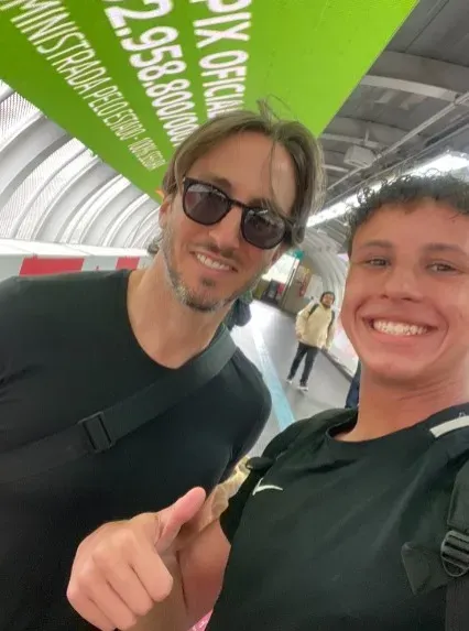 Técnico Luis Zubeldía tirou fotos com torcedores na estação de trem da capital. Foto: Reprodução / x