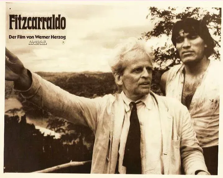 Foto del actor Klaus Kinski al lado de Miguel Ángel Fuentes, en el rodaje de Fitzcarraldo. Imagen: Facebook oficial de Miguel Ángel Fuentes.