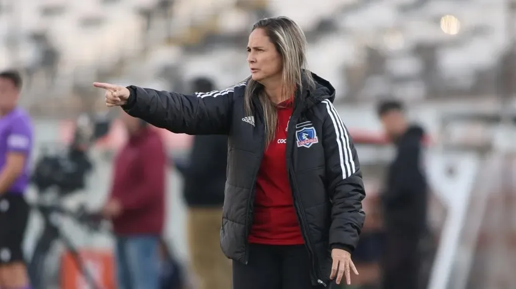 Tatiele Silveira dirigiendo a Colo Colo ante Santiago Morning