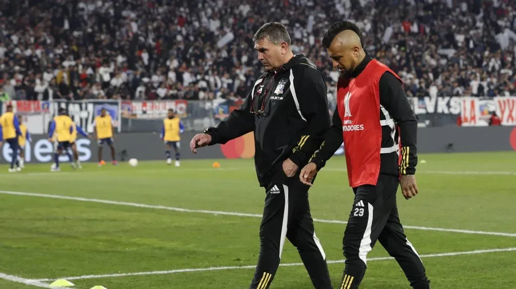 Arturo Vidal sale con dolencias en el calentamiento previo. (Foto: Photosport)