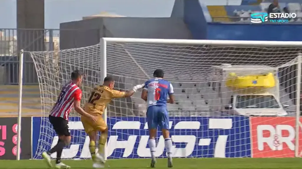 El error de Fabián Cerda que terminó en el empate de Curicó Unido vs Antofagasta en el cuarto minuto de tiempo agregado. (Captura TNT Sports).