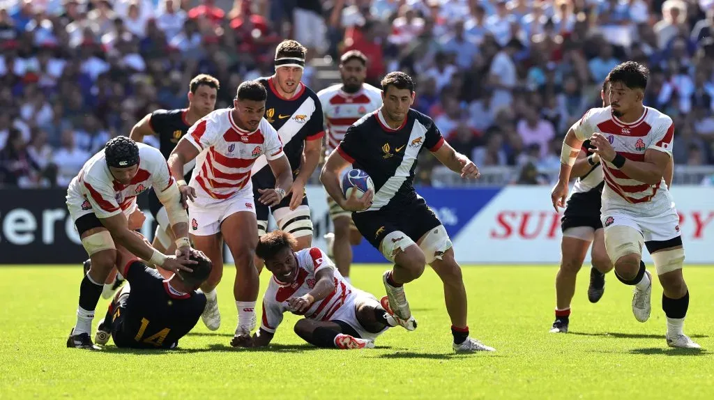 Juan Martín González lleva la pelota para Los Pumas frente a Japón (Getty Images).