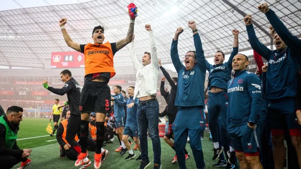 Piero Hincapié festejó con el Bayer Leverkusen la Bundesliga la semana pasada. Foto: Getty.