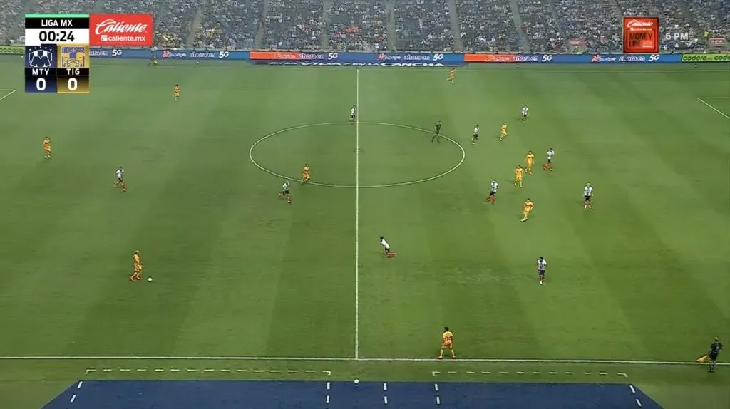 Siboldi sorprendió a Rayados con tres centrales y dos carrileros que aportaron amplitud y profundidad. (Captura)