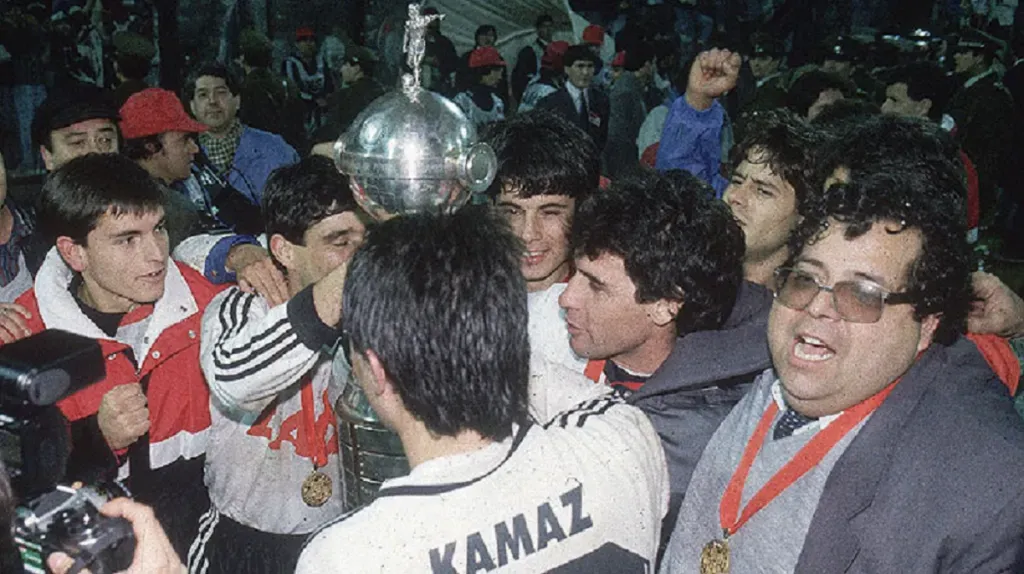 La imagen de un festejo imborrable para Colo Colo. El Guatón Vergara de lentes con su medalla colgada. (Archivo).