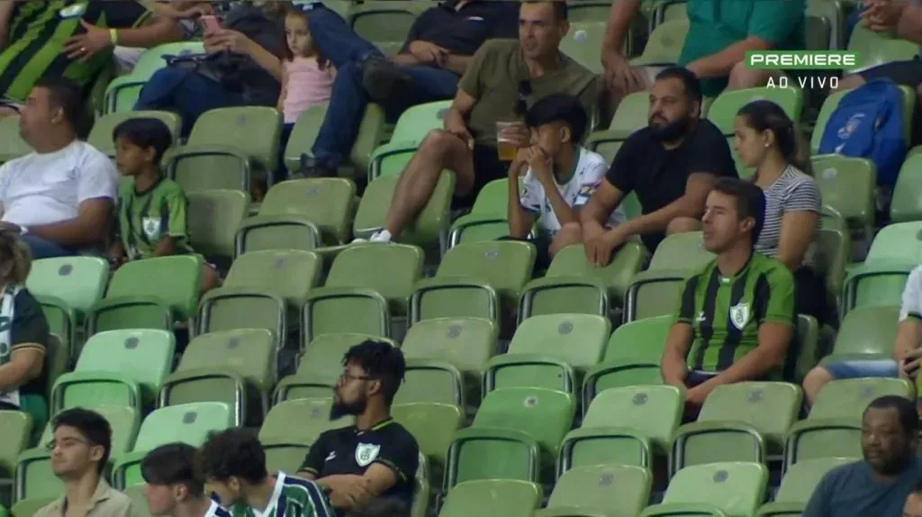 Torcida do América FC grita “time sem vergonha” na derrota. Foto: Reprodução Premiere