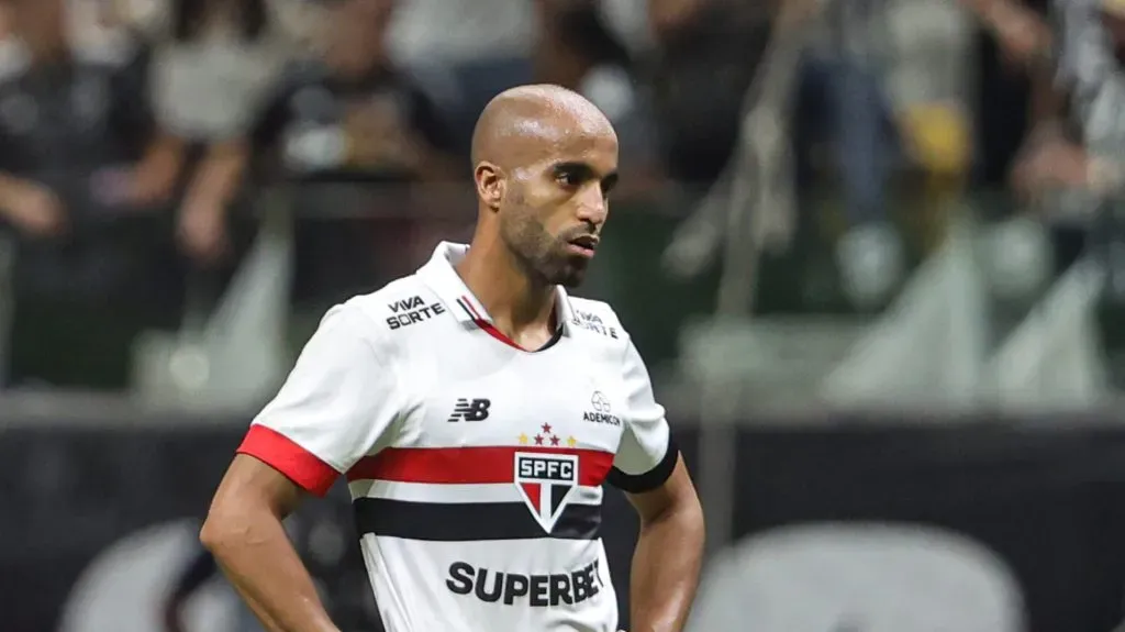 Lucas, durante partida da Copa do Brasil - Foto: Gilson Lobo/AGIF.