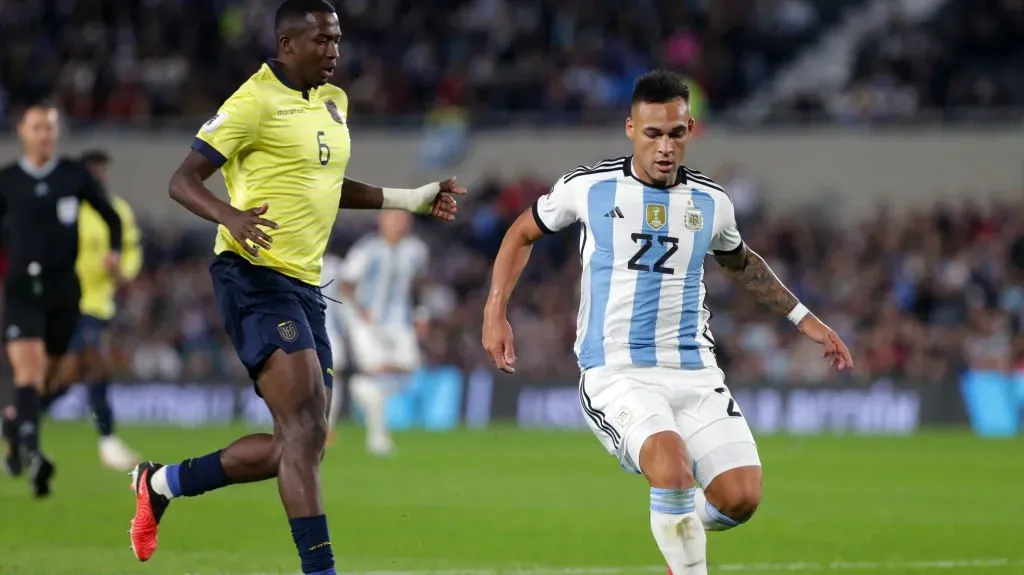 Martínez jugando ante Ecuador en el debut por Eliminatorias. // Getty