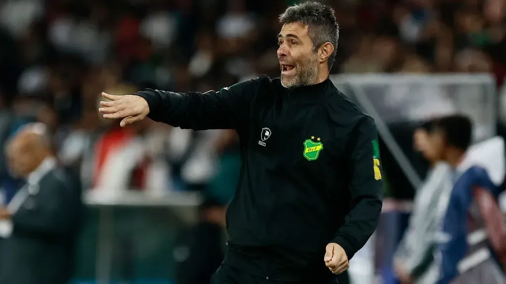 Julio Vaccari, entrenador del Defensa líder de Argentina en el ranking IFFHS