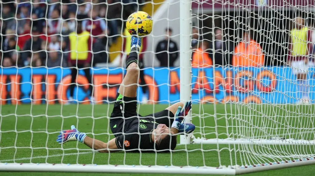 Dibu Martínez no pudo mantener el arco en cero ante el Luton. (Getty)