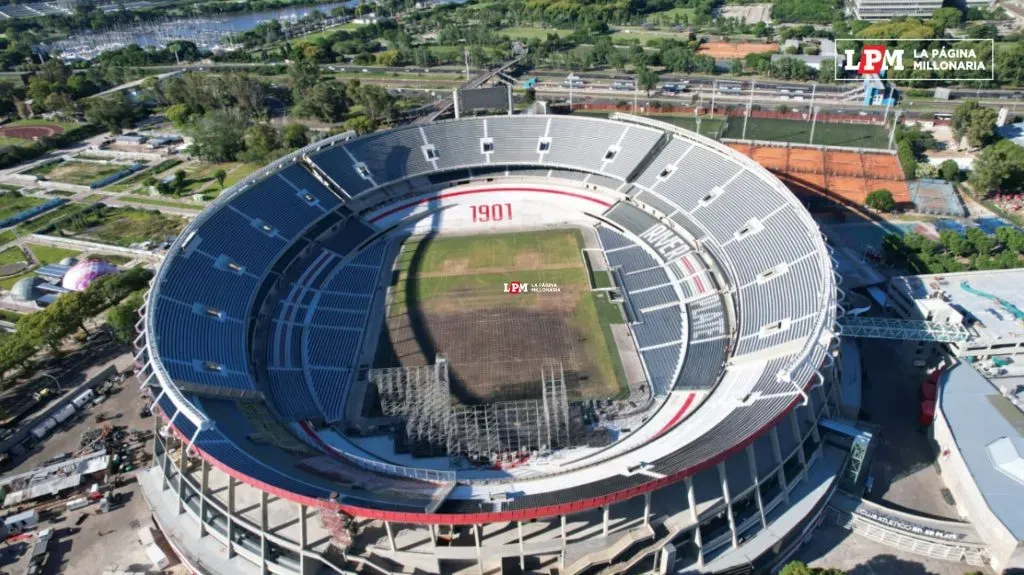 El campo de juego del Monumental, en muy malas condiciones.