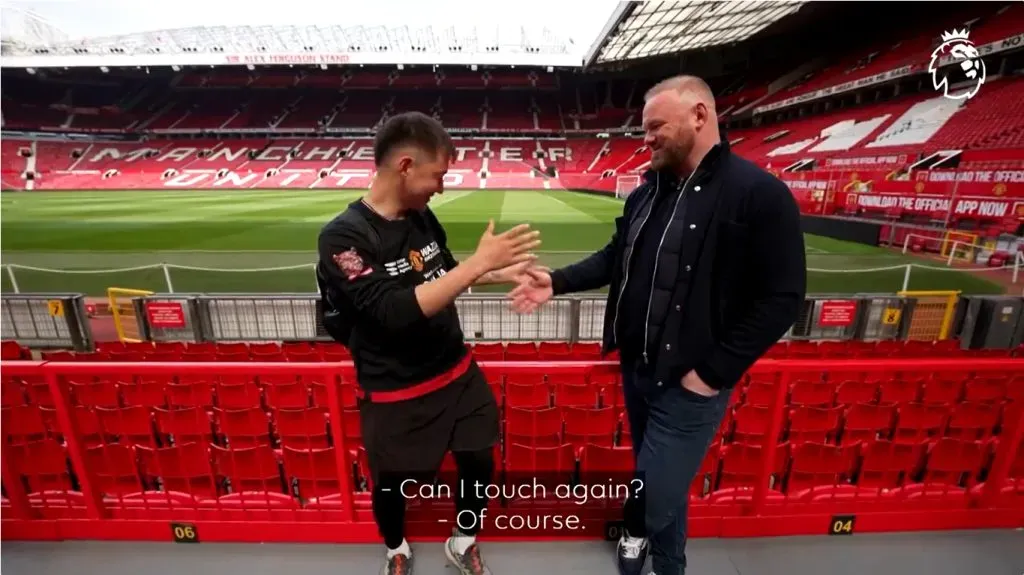 Batbold se encontró con su ídolo, Wayne Rooney.