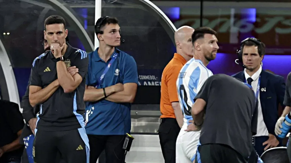 La reacción de Scaloni tras las molestias físicas de Messi contra Chile.