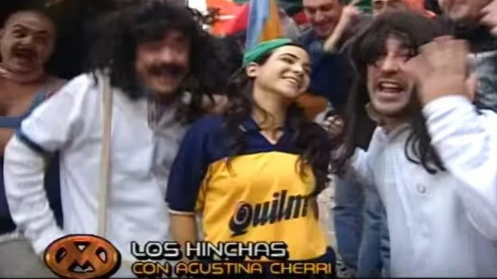 Una Agustina muy joven, con la camiseta de Boca en la TV.