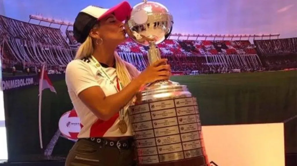 Sol besando una replica de la Copa Libertadores (Instagram)