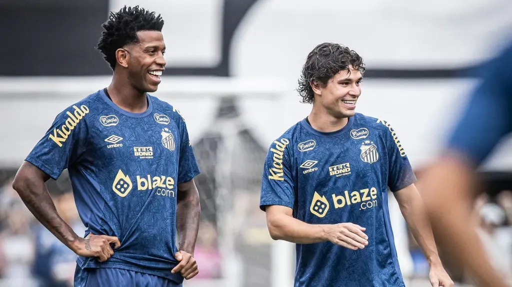 Dodô (à direita) ainda está sem jogar em 2024 e Santos busca novo destino – Foto: Raul Baretta/SFC